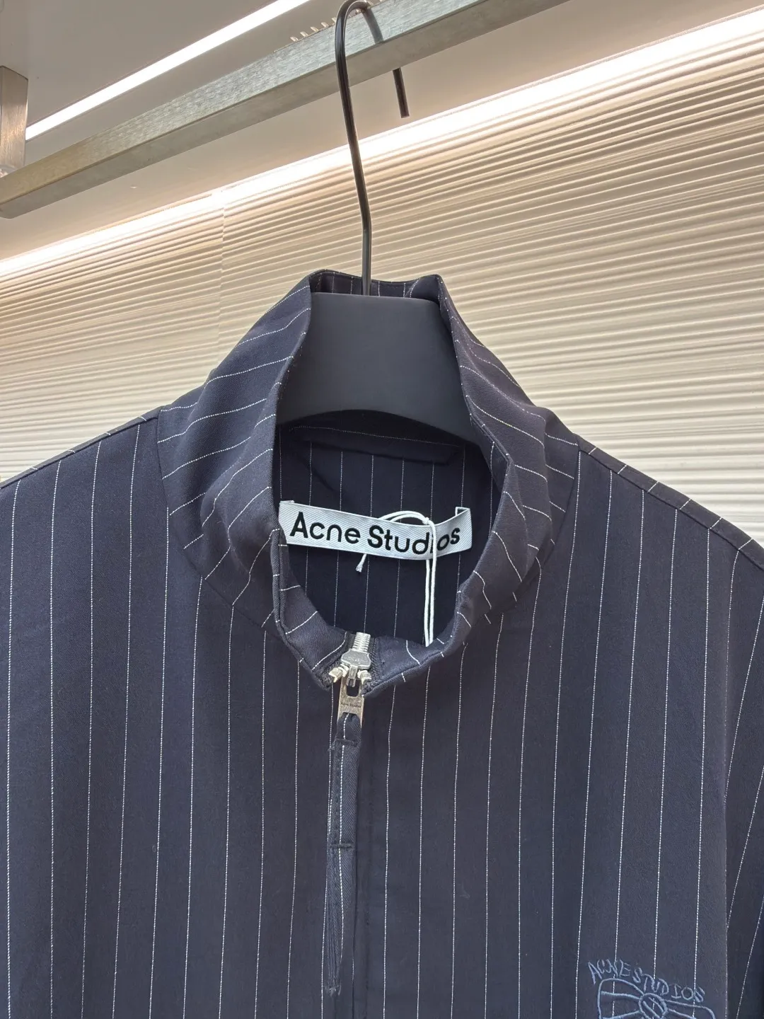 Acne Studios bow striped jacket ●Original version: Purchased and developed for 8000 ●Item number: 1680791-B45 ●Material: fine rhyme striped luxurious fabric fabric ●Technology: embroidery production ●Version: fitted version ●Weight: about 685 grams ●Size: 44-46-48-50 ●Description: Customized fine rhyme striped luxurious fabric and Acne Studios rayon jacquard lining, smooth and delicate, comfortable and close to the skin As smooth as silk, with navy blue as the main color, elegant reflection of retro atmosphere, the pinstripe design is a perfect tribute to retro sports. They are arranged in an orderly manner along the outline of the jacket, and the seasonal bow embroidery on the chest injects soul into the jacket. The delicate stitching makes the bow seem to flutter at any time. The design of the zipper is simple and elegant. Elegant behavior is calm and leisurely. It perfectly interprets the fashionable sweet and cool style, using imported machine embroidery technology. Using advanced computer control systems and precision mechanical components to achieve Acne Studios' seasonal bow tie embroidery work has high precision and smooth and delicate lines. The infrared positioning cutting machine uses infrared transmitters and infrared receivers to achieve precise positioning of materials. The accuracy can reach the micron level to meet the effect of high-precision cutting of plaid alignment. The fabrics have been sand-washed and have a better hand feel and texture. They are not easy to deform, shrink or fade, and maintain long-term beauty. The overall wiring is straight and delicate, the fabric is comfortable and soft, and the color is consistent without color difference. It can be matched with the same style to create a fashionable look and control various occasions. Customized accessories, complete with three standards, same style for men and women!